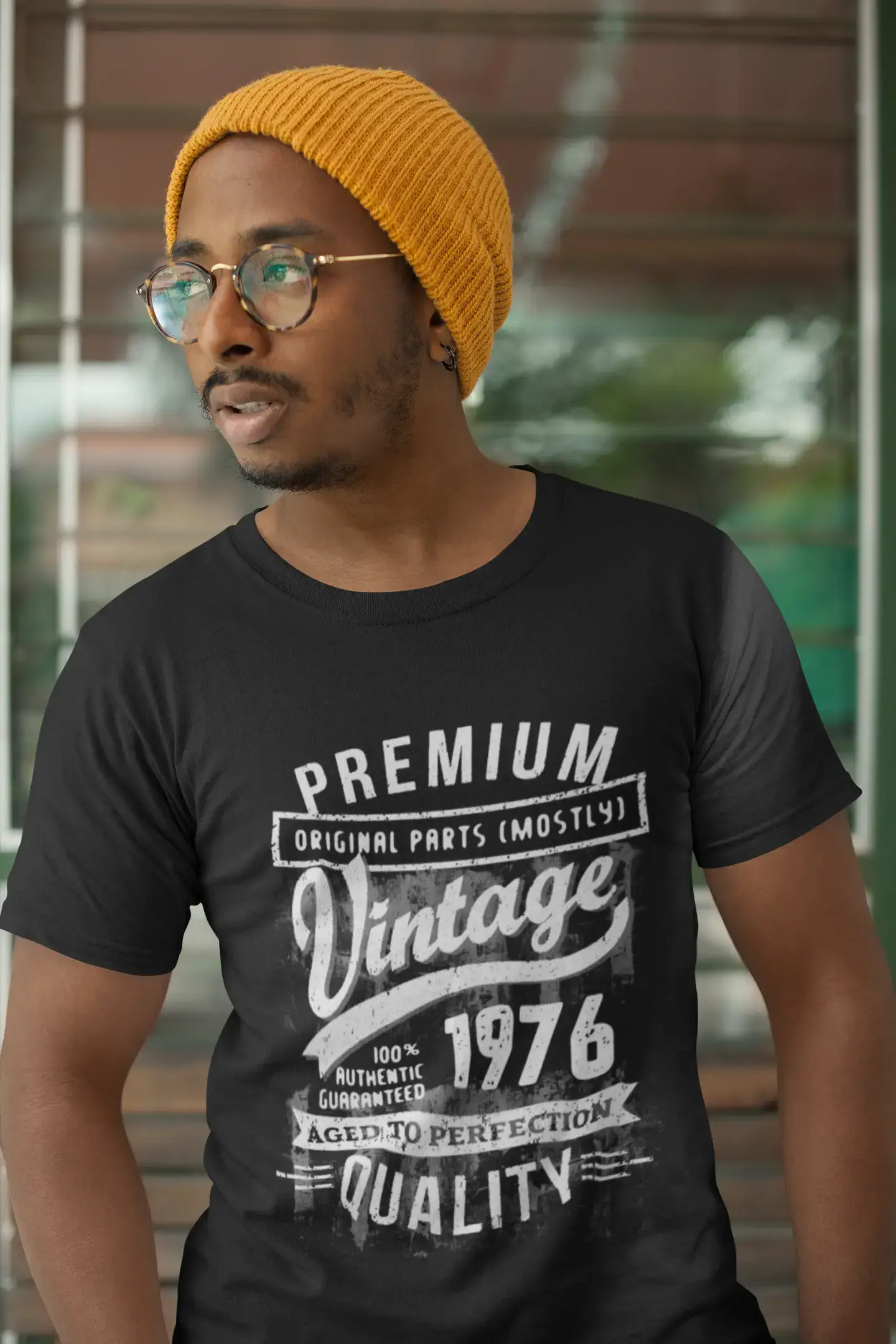 ULTRABASIC - Graphic Men's 1976 Aged to Perfection Birthday Gift T-Shirt